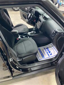 2014 Kia Soul Wagon   - Photo 17 - Metropolis, IL 62960