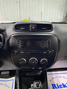 2014 Kia Soul Wagon   - Photo 11 - Metropolis, IL 62960