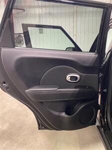 2014 Kia Soul Wagon   - Photo 22 - Metropolis, IL 62960