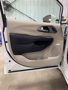 2022 Chrysler Pacifica Touring L   - Photo 19 - Metropolis, IL 62960