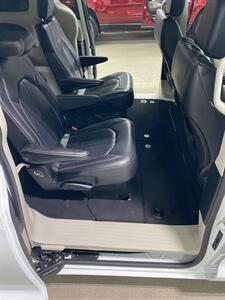 2022 Chrysler Pacifica Touring L   - Photo 11 - Metropolis, IL 62960