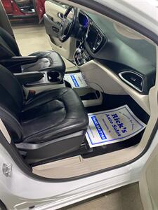2022 Chrysler Pacifica Touring L   - Photo 10 - Metropolis, IL 62960