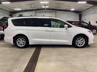 2022 Chrysler Pacifica Touring L   - Photo 4 - Metropolis, IL 62960