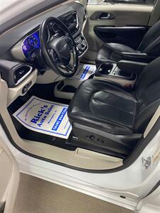2022 Chrysler Pacifica Touring L   - Photo 9 - Metropolis, IL 62960