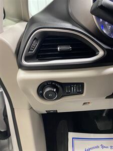 2022 Chrysler Pacifica Touring L   - Photo 18 - Metropolis, IL 62960