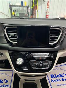 2022 Chrysler Pacifica Touring L   - Photo 14 - Metropolis, IL 62960