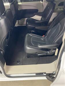 2022 Chrysler Pacifica Touring L   - Photo 12 - Metropolis, IL 62960