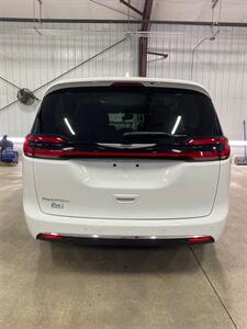 2022 Chrysler Pacifica Touring L   - Photo 8 - Metropolis, IL 62960