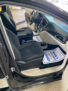 2017 Chrysler Pacifica Touring   - Photo 10 - Metropolis, IL 62960