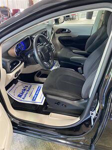 2017 Chrysler Pacifica Touring   - Photo 9 - Metropolis, IL 62960