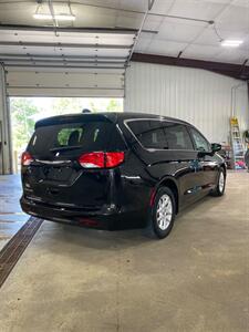 2017 Chrysler Pacifica Touring   - Photo 6 - Metropolis, IL 62960