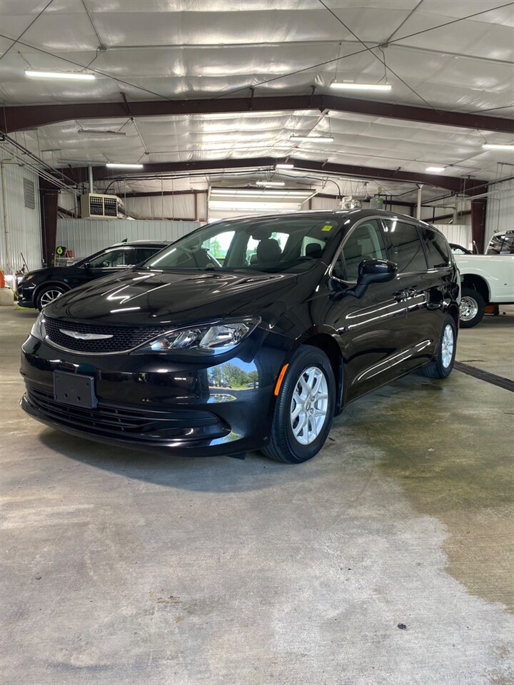 2017 Chrysler Pacifica Touring - Photo 1 - Metropolis, IL 62960