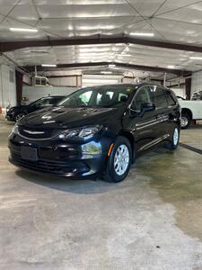 2017 Chrysler Pacifica Touring   - Photo 1 - Metropolis, IL 62960