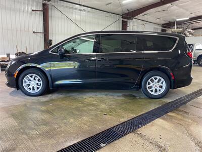 2017 Chrysler Pacifica Touring   - Photo 3 - Metropolis, IL 62960