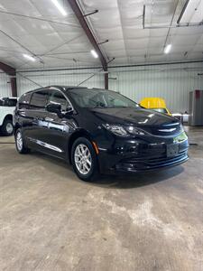 2017 Chrysler Pacifica Touring   - Photo 2 - Metropolis, IL 62960