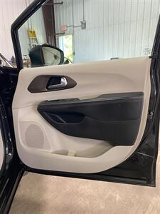 2017 Chrysler Pacifica Touring   - Photo 24 - Metropolis, IL 62960