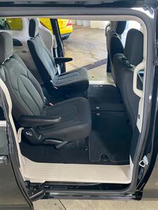 2017 Chrysler Pacifica Touring   - Photo 12 - Metropolis, IL 62960