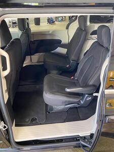 2017 Chrysler Pacifica Touring   - Photo 11 - Metropolis, IL 62960