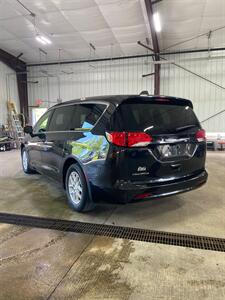 2017 Chrysler Pacifica Touring   - Photo 5 - Metropolis, IL 62960