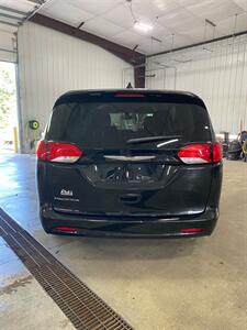 2017 Chrysler Pacifica Touring   - Photo 8 - Metropolis, IL 62960