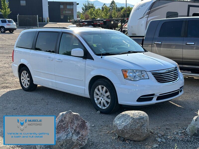 2016 Chrysler Town & Country LX  