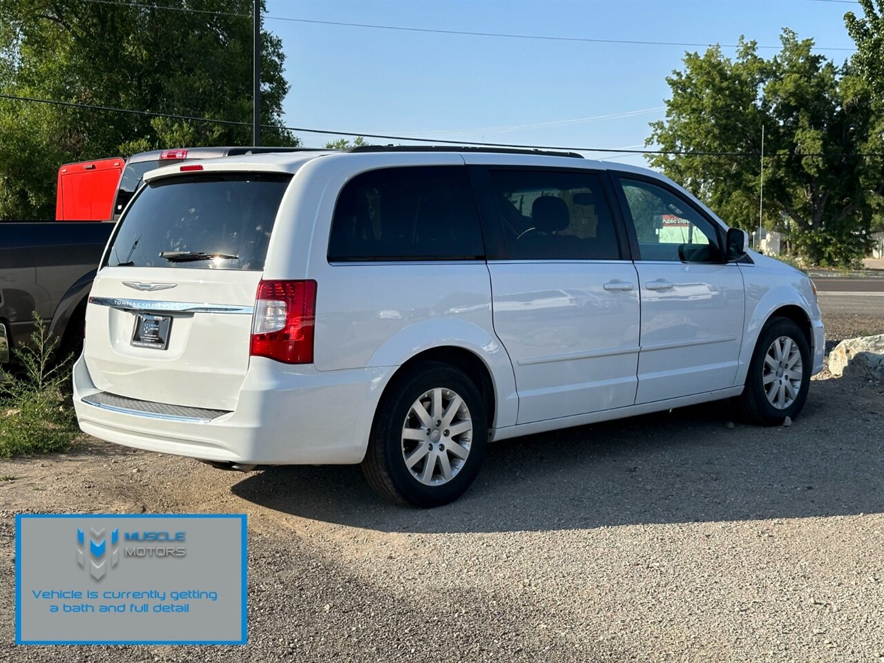 2016 Chrysler Town & Country LX - Photo 2 - Reno, NV 89511