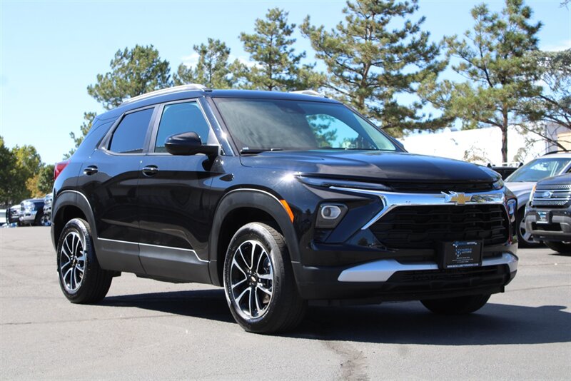 Mosaic Black Metallic 2025 Chevrolet Trailblazer SUV / Crossover Four-Wheel Drive Automatic