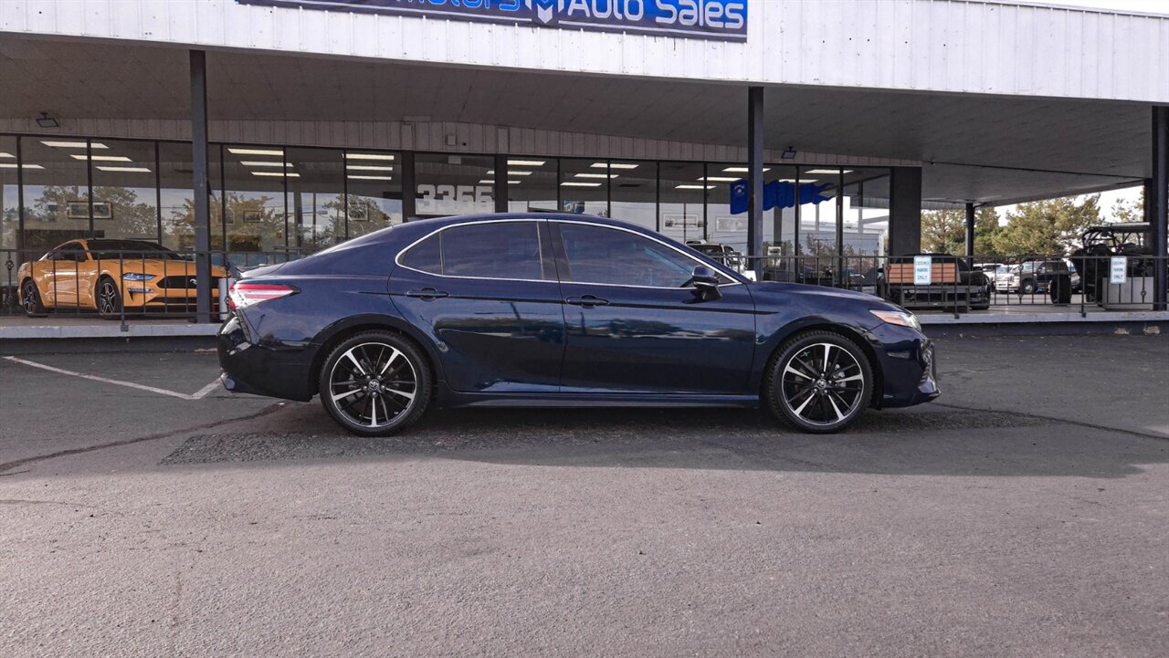 2018 Toyota Camry XLE photo 4