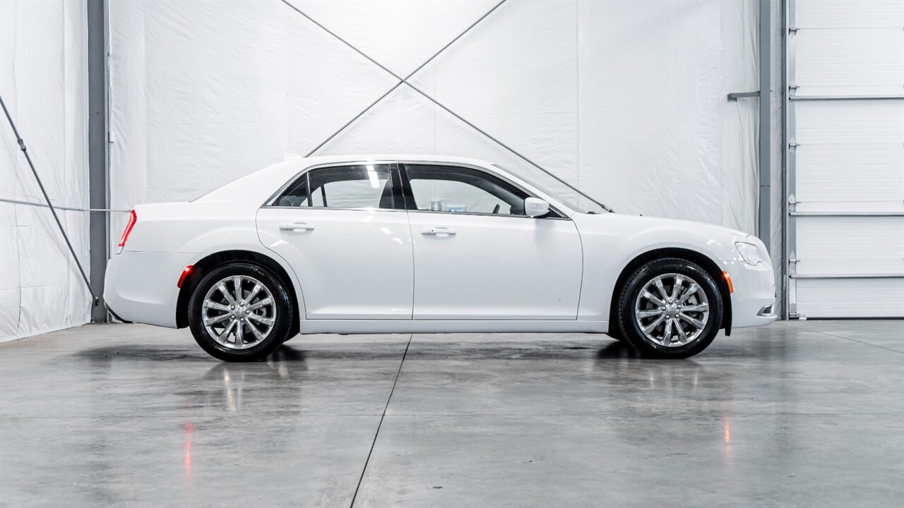 2022 Chrysler 300 Touring photo 4