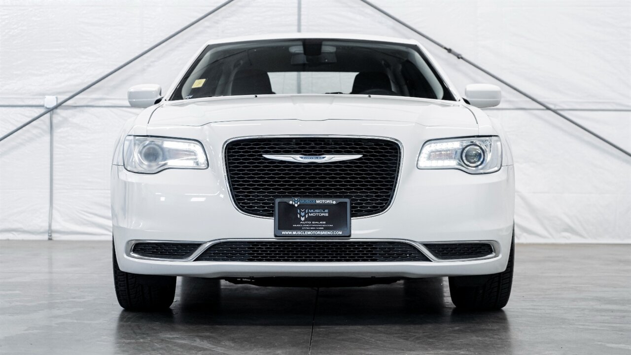 2022 Chrysler 300 Touring photo 3