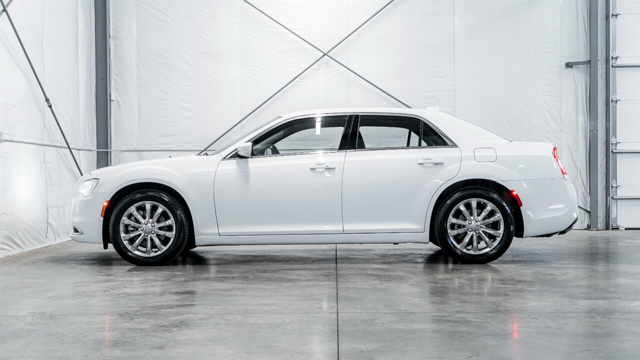 2022 Chrysler 300 Touring photo 2