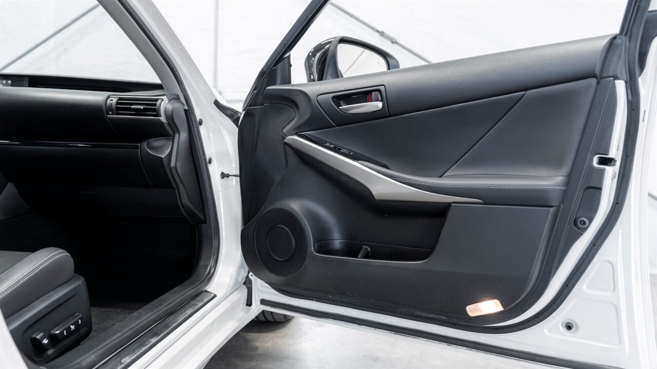 2017 Lexus IS 300   - Photo 36 - Reno, NV 89511