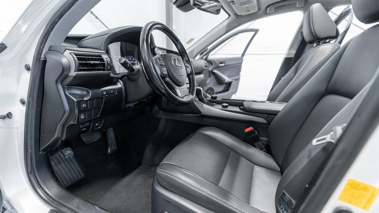 2017 Lexus IS 300   - Photo 16 - Reno, NV 89511