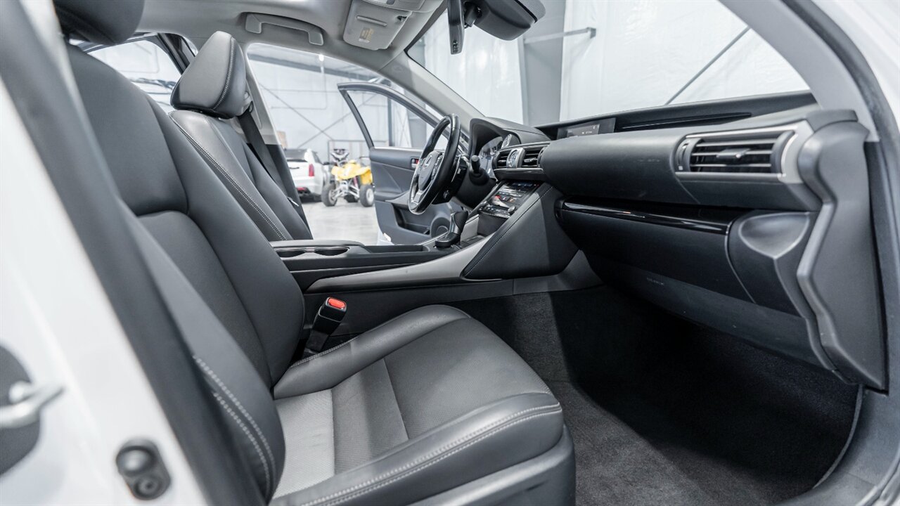 2017 Lexus IS 300   - Photo 19 - Reno, NV 89511