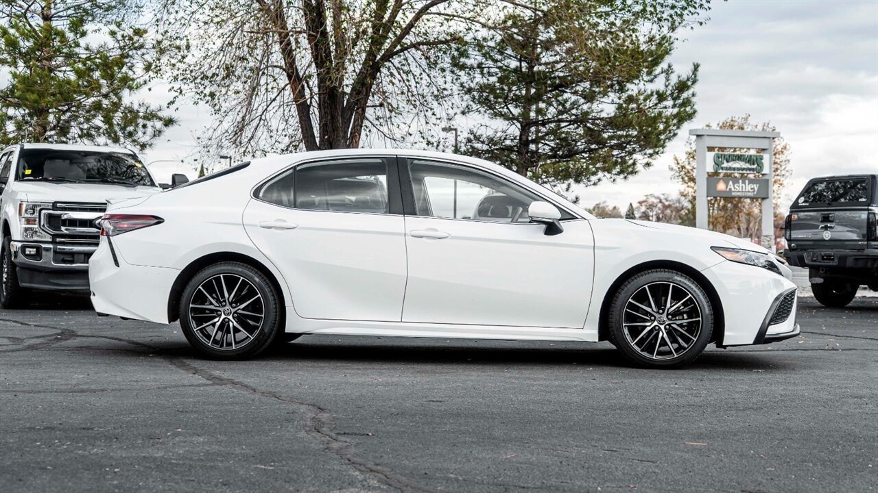 2023 Toyota Camry SE photo 3