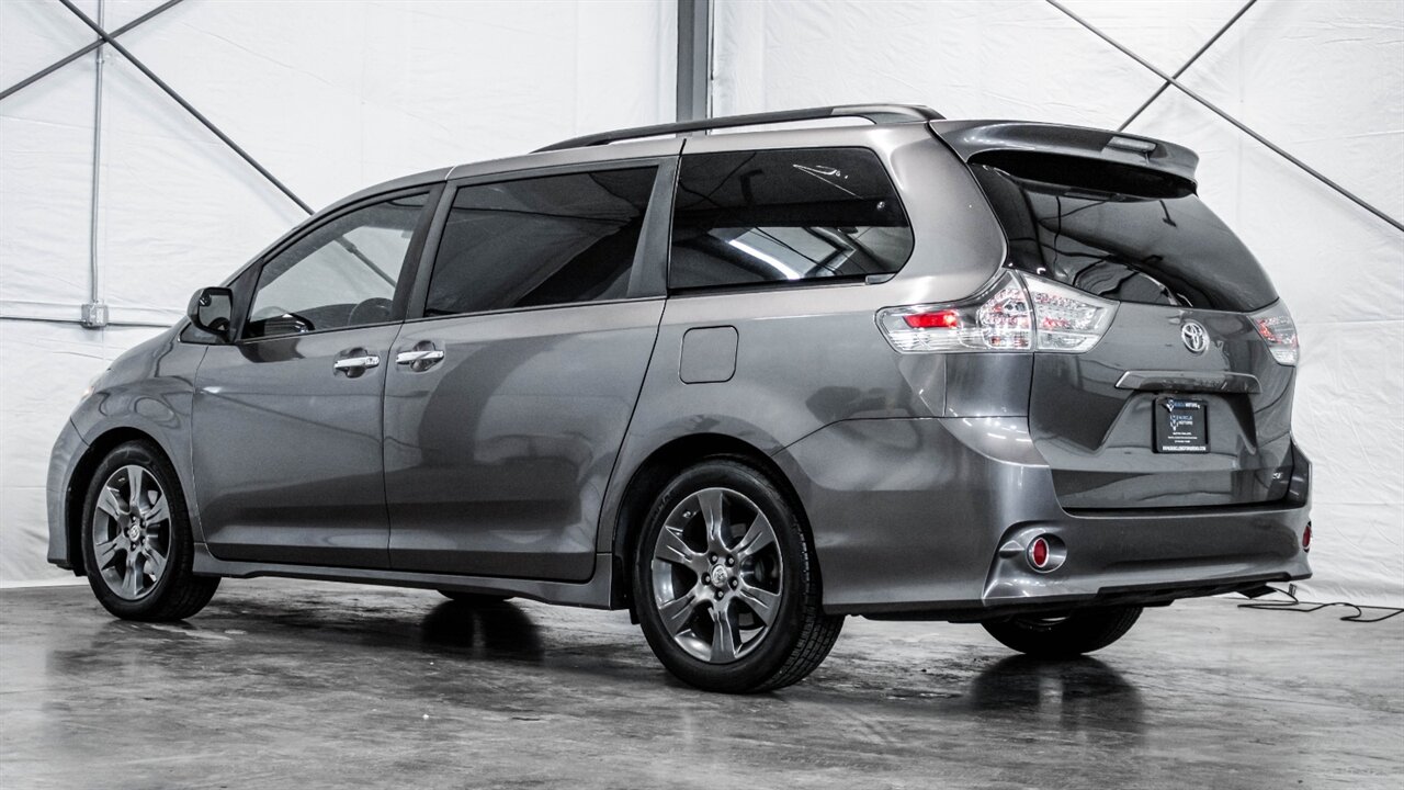 2016 Toyota Sienna SE 8 Passenger   - Photo 2 - Reno, NV 89511