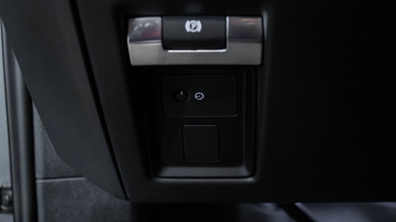 2023 Land Rover Defender X-Dynamic SE - Photo 28 - Reno, NV 89511