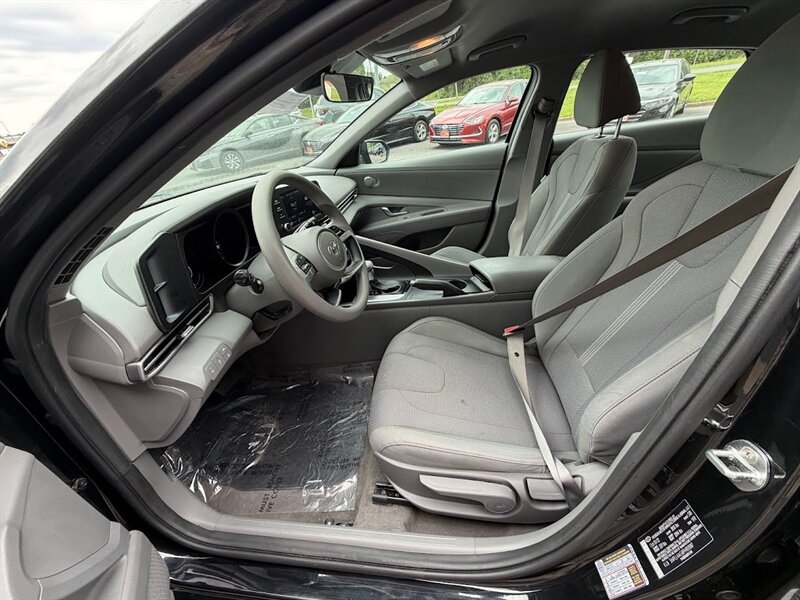 2023 Hyundai ELANTRA SE  