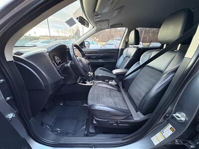 2019 Mitsubishi Outlander SE   - Photo 2 - Frederick, MD 21702