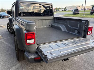 2020 Jeep Gladiator Sport S   - Photo 12 - Frederick, MD 21702