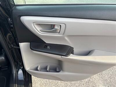 2017 Toyota Camry SE   - Photo 26 - Frederick, MD 21702
