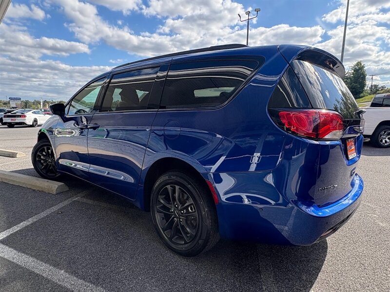 2020 Chrysler Pacifica Touring L photo 2