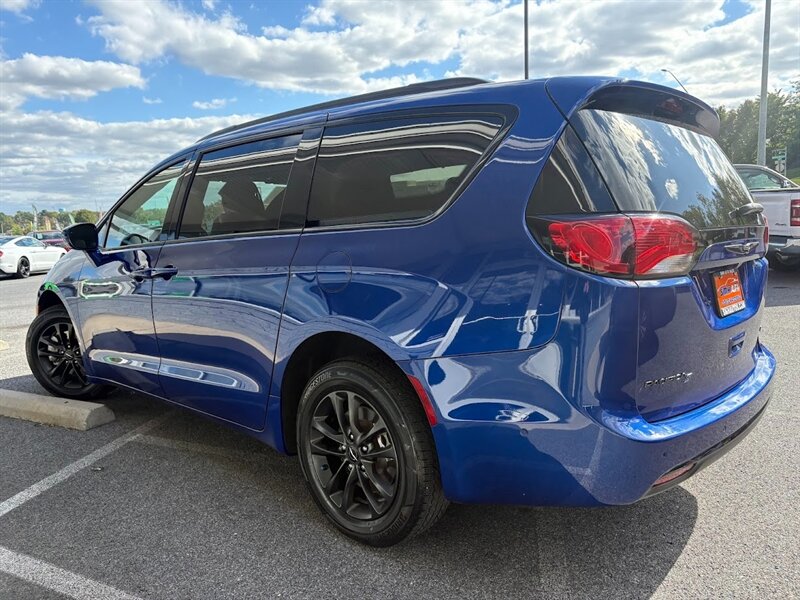 2020 Chrysler Pacifica Touring L photo 3