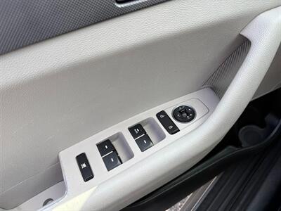 2017 Hyundai SONATA   - Photo 17 - Frederick, MD 21702