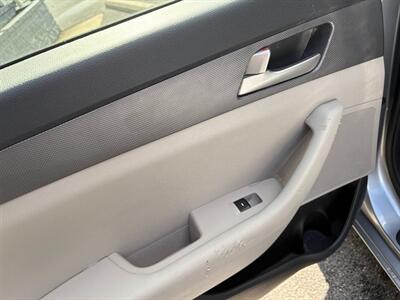2017 Hyundai SONATA   - Photo 13 - Frederick, MD 21702