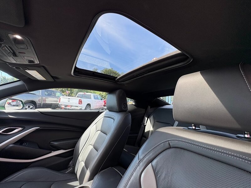 2017 Chevrolet Camaro 2LT photo 9