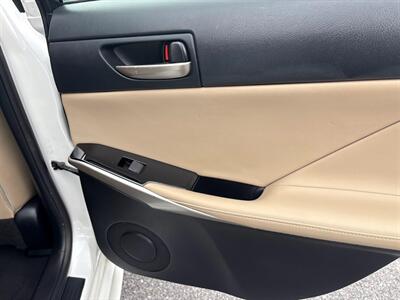 2017 Lexus IS 300   - Photo 34 - Frederick, MD 21702