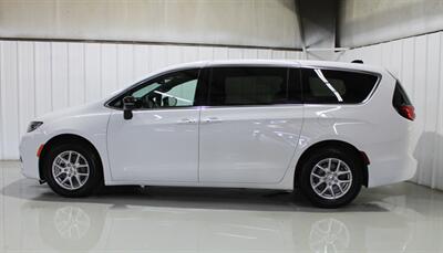 2025 Chrysler Pacifica Select   - Photo 6 - Magnolia, AR 71753