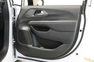 2025 Chrysler Pacifica Select   - Photo 12 - Magnolia, AR 71753