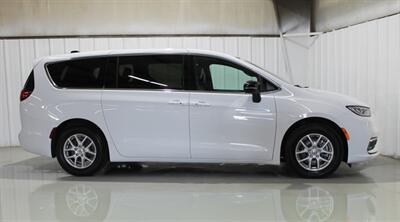 2025 Chrysler Pacifica Select   - Photo 4 - Magnolia, AR 71753